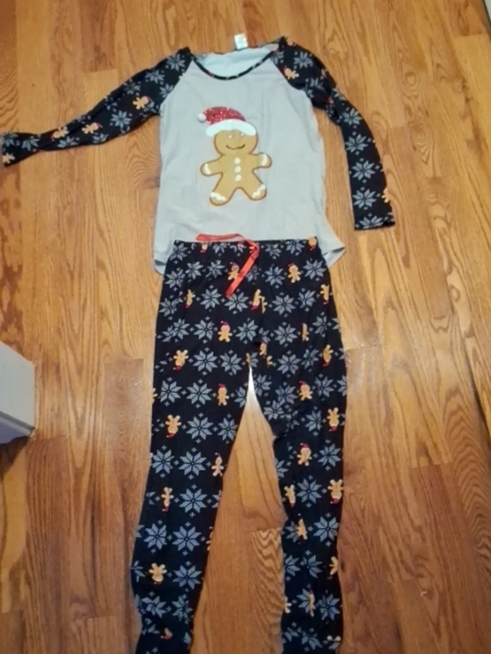Christmas Juniors Embellished  Gingerbread Holiday Pajama Set - Black & Gray